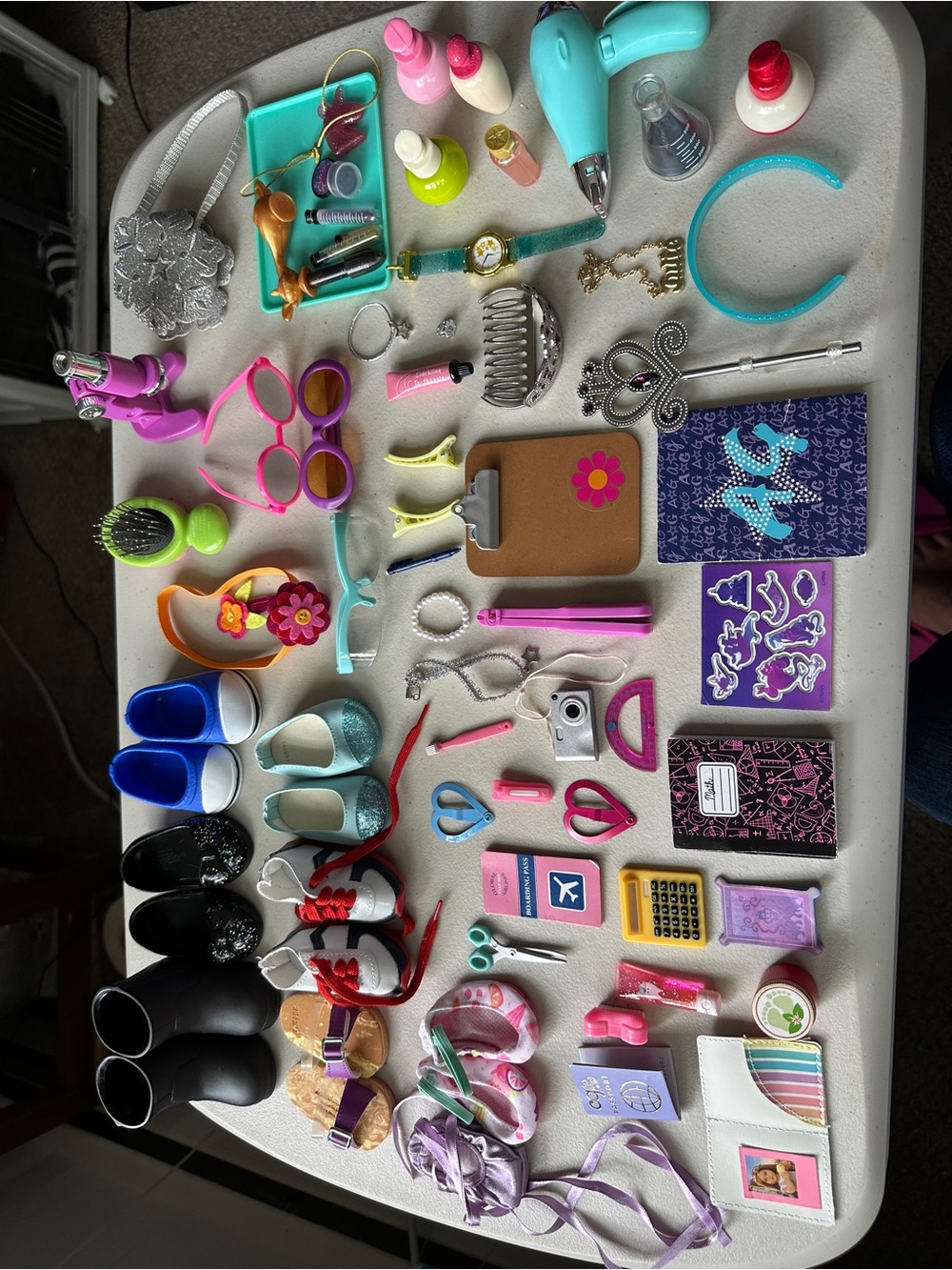 Assorted doll accessories